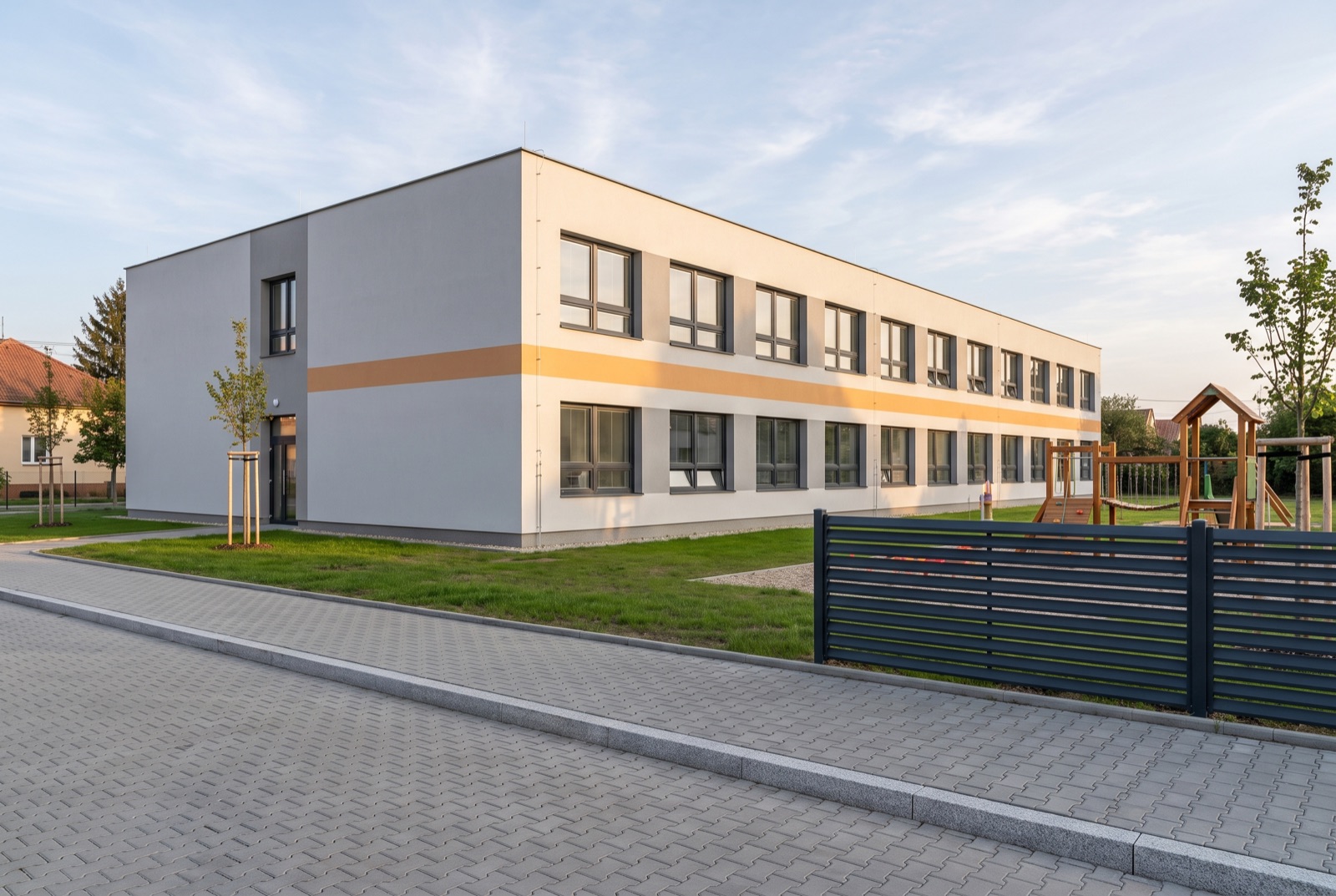Zrekonštruovaná škola s novým chodníkom z dlažby
